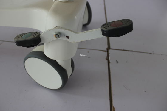 팔로 뻗은 옆 경로로 환자를 옮기는 트롤리